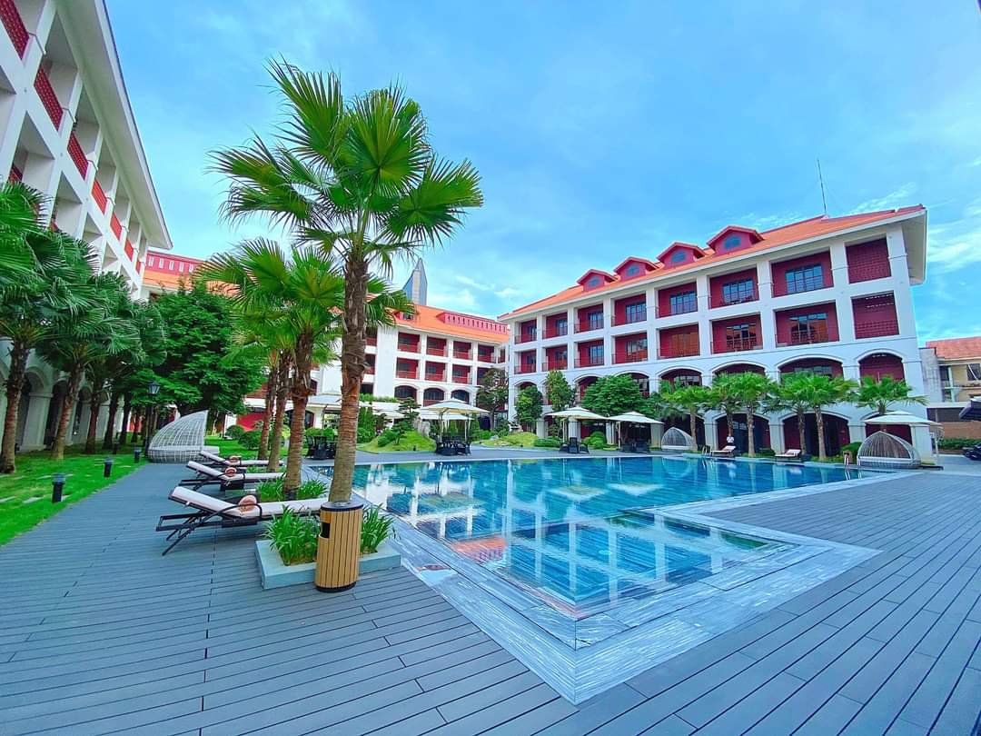 Khám phá khách sạn sang trọng với hồ cá Koi như trong resort tại trung tâm thành phố Huế